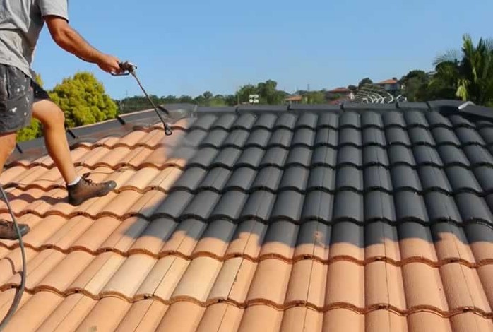 Application d'un traitement hydrofuge coloré - peinture toit