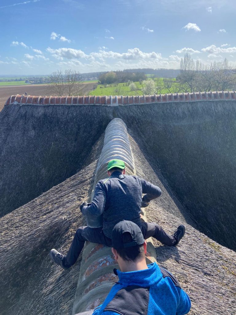 Réfection des faîtières et réparation d’une toiture en chaume à Mantes-la-Jolie