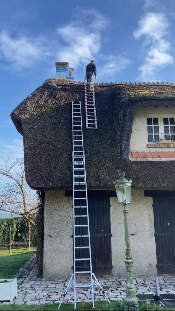 Réfection des faîtières et réparation d’une toiture en chaume à Mantes-la-Jolie